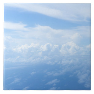 Pastellblauer Himmel, flauschige weiße Wolken Fliese