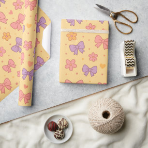 Pastellbögen und Blumenmuster – Süßes gelbes Mädch Geschenkpapier