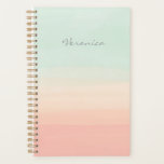 Pastellfarben Streifen Seeoam und Pfirsichname Planer<br><div class="desc">Dieser stilvolle,  individuell gestaltete Planer zeichnet sich durch abstrakte,  in Pastelltönen gehaltene Streifen aus Aquarell und Pfirsichkorallen aus. Personalisieren Sie es mit Ihrem Namen in handgeschriebener Schrift. Tolle Geschenkidee.</div>