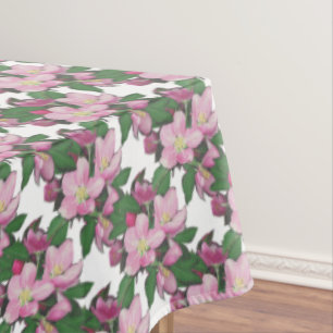 Pastellfarbene Apfelblüten auf weißer Tischdecke