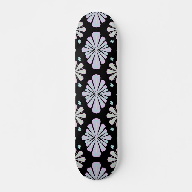 Pastellfarbene Blumenelemente auf schwarzem Hinter Skateboard (Vorne)