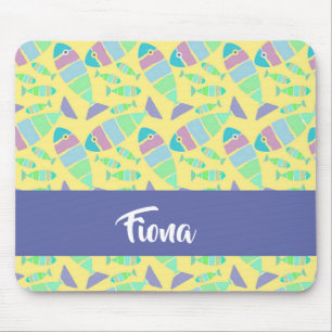 Pastellfarbene Fische auf gelben Fischen Mousepad