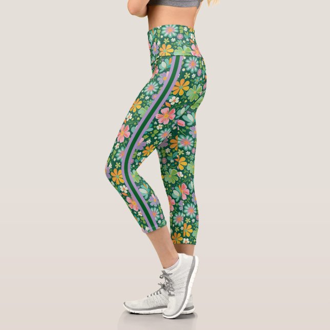 Pastellfarbene Wildblumen in rosa, Lila orange und Capri Leggings (Links)