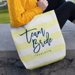 Pastellgelb und weiße Streifen Blaue Mannschaft Br<br><div class="desc">All-Over-Print Tote-Tasche mit den Worten "Team Bride" in blauen trendigen Skripten vor einem pastellgelben und weißen Streifen Muster Hintergrund. Ideal für Hochzeiten von Brautmädchen, Trauzeugin und Blume. Weitere Farben und passende Elemente finden Sie hier https://www.zazzle.com/collections/119250194970828530?rf=238364477188679314 Personalisieren Sie sie durch Ersetzen des Platzhaltertextes. Für weitere Optionen, wie zum Beispiel den Schriftart...</div>