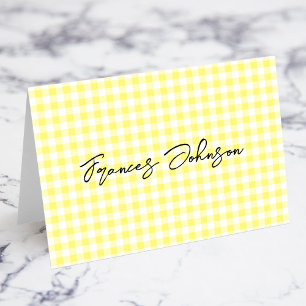 Pastellgelbe Gingham-Namensplatzkarten Tischnummer