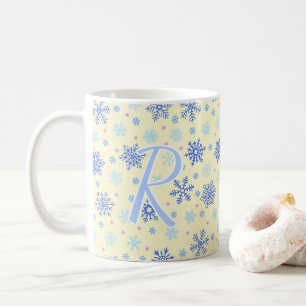 Pastellgelbe Schneeflocken Moderne Monogram, erste Kaffeetasse