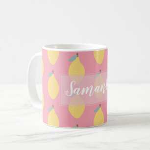 Pastellgelbe Zitronenmuster auf rosa Personalisier Kaffeetasse