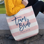 Pastellkorallenrosa und weiße Streifen Blaue Manns<br><div class="desc">All-Over-Print Tote-Tasche mit den Worten "Team Bride" in blauer Trendschrift vor einem pastellfarbenen Korallenrosa und weißen Streifen Muster Hintergrund. Ideal für Hochzeiten von Brautmädchen, Trauzeugin und Blume. Weitere Farben und passende Elemente finden Sie hier https://www.zazzle.com/collections/119250194970828530?rf=238364477188679314 Personalisieren Sie sie durch Ersetzen des Platzhaltertextes. Für weitere Optionen, wie zum Beispiel den Schriftart...</div>