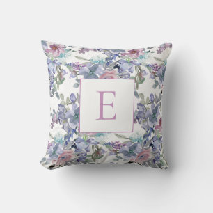 Pastellrosa Blaue violette Blumen Weiße Monogramm Kissen