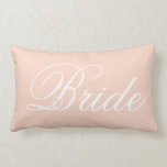 Pastellrosa-Braut-Wurfs-Kissen Lendenkissen<br><div class="desc">Einfaches und niedliches Chicpastellrosabraut Throwkissen. Klicken Sie "besonders anfertigen es!" an knöpfen Sie, um die Textgröße, Textfarbe, Schriftartart zu ändern, fügen Sie Ihren eigenen Text für einen personalisierten Entwurf und mehr hinzu!</div>