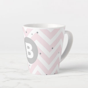 Pastellrosa Chevron und Punkte Graues Monogramm Milchtasse