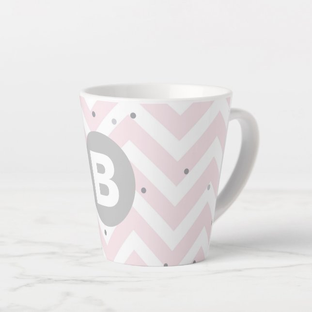 Pastellrosa Chevron und Punkte Graues Monogramm Milchtasse (Rechte Ecke)