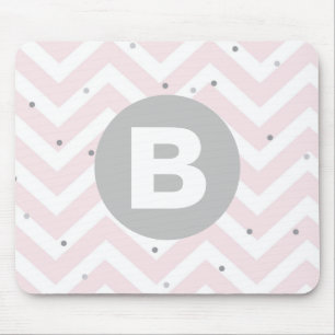 Pastellrosa Chevron und Punkte Graues Monogramm Mousepad