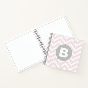 Pastellrosa Chevron und Punkte Graues Monogramm Notizbuch