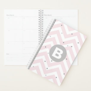 Pastellrosa Chevron und Punkte Graues Monogramm Planer