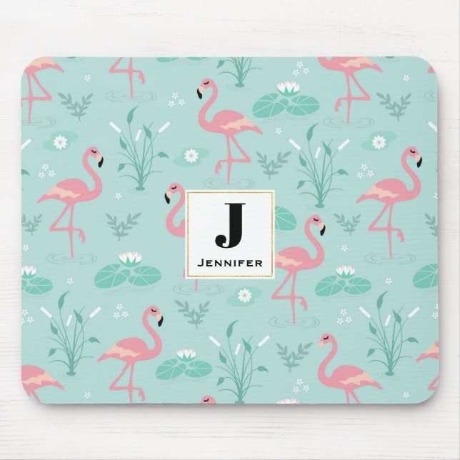 Pastellrosa Flamingos Grünes Muster Monogramm Mousepad (Vorne)