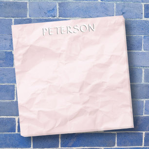 Pastellrosa gekrempeltes Papier mit individuellem  Post-it Klebezettel