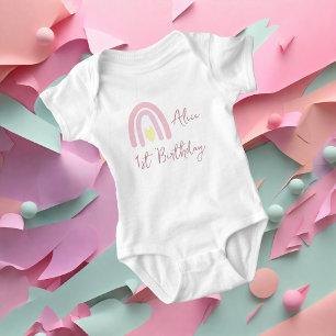 Pastellrosa gelbe Regenbogen-Geburtstagsfeier Baby Strampler