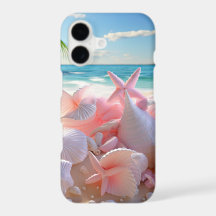 PASTELLROSA MEERESSCHNECKEN AN EINEM SANDSTRAND