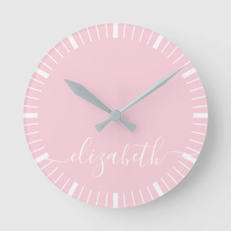 pastellrosa mit weißer Schriftzug-Unterschrift - m Runde Wanduhr