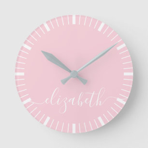 Pastellrosa mit weißer Skriptsignatur - minimal Runde Wanduhr