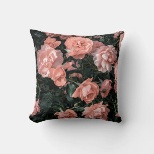 Pastellrosa Rosen, die im Garten in weichem Li wac Kissen