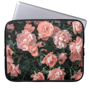 Pastellrosa Rosen, die im Garten in weichem Li wac Laptopschutzhülle