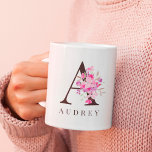 Pastellrosa Schwarz-Schwarz-Schrift-Monogramm-Name Kaffeetasse<br><div class="desc">Moderne,  einfache,  fett geschriebene Monogramm-Bezeichnung mit pastellfarbenem pastellrosa und braunem,  blumenfarbenem Wasserfarbenbrocken.</div>
