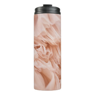 Pastellrosa Stoffe: Elegante Texturen. Thermosbecher