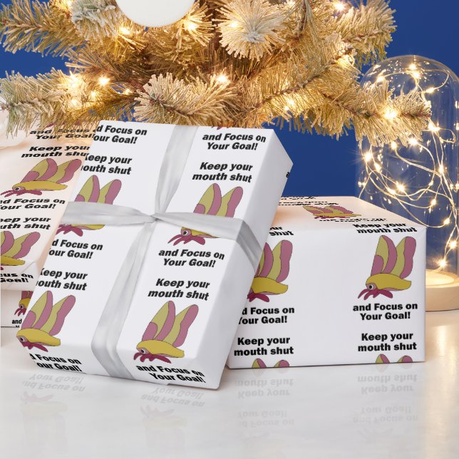 Pastellrosa und gelbe Rosy Maple Moth Geschenkpapier (Feiertage)