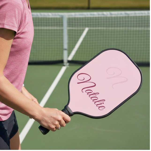 Pastellrosa Vollfarbe mit Monogramm Pickleball Schläger (Von Creator hochgeladen)