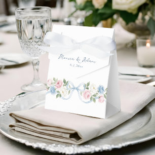 Pastellrosa, weiße und blaue Rosen & Band Geschenkschachtel