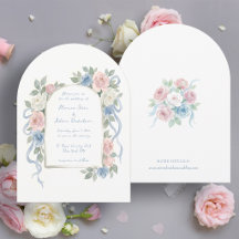 Pastellrosa, weiße und blaue Rosen & Bogen mit Ban