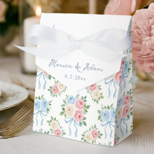 Pastellrosa, weiße und blaue Rosen und Bänder Geschenkschachtel