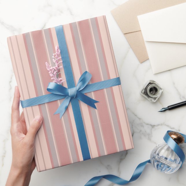 Pastellrot und Grau Chevron Streifen Geschenkpapier (Schenken)