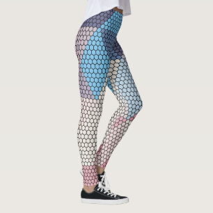 Pastellwürfel und Hexagonmuster im Hintergrund Leggings