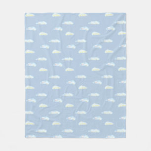 Pastelwolken auf hellblauen fleecedecke