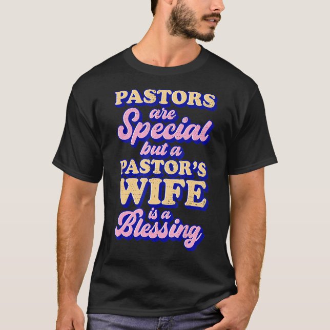 Pastoren sind besonders, aber eine Pastor-Ehefrau  T-Shirt (Vorderseite)