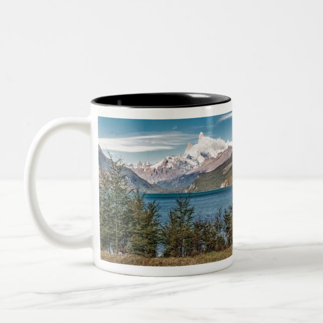 Patagonia Landscape El Chalten, Argentinien Zweifarbige Tasse (Links)