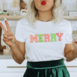 Patch Letter Frohe Weihnachten T-Shirt<br><div class="desc">Dieses trendige Merry-Patch bricht Weihnachts-Shirt-Design ist perfekt für Kinder und Erwachsene gleichermaßen. Dieses Shirt ist ein ideales Weihnachtsgeschenk,  kleine Geschenk,  ein Geschenkswap für Ihren Urlaub oder einfach nur ein Geschenk für Sie vom Weihnachtsmann.</div>