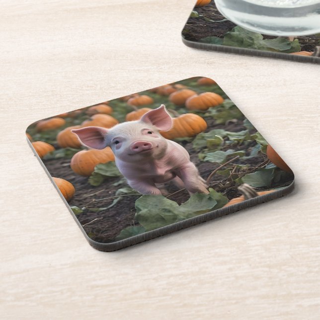 **"Patch of Joy: A Happy Baby Pig Under Pumpkins"* Getränkeuntersetzer (Linke Seite)