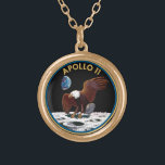 Patchinsignien der NASA Apollo 11 Moon Landing Lun Vergoldete Kette<br><div class="desc">Der Apollo 11 Mission Lunar Patch wurde von einem Apollo Astronauten entworfen,  der ein Symbol für die "friedliche Mondlandung durch die Staaten" wollte. Er wählte einen amerikanischen Glatzadler als Symbol,  legte einen Olivenzweig in seine Klauen und zeichnete einen Mondhintergrund mit der Erde in der Ferne.</div>