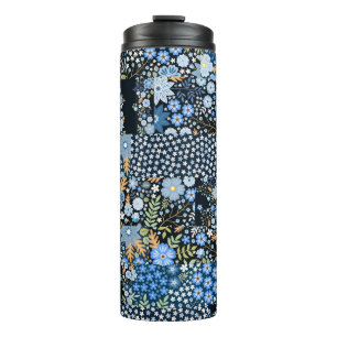 Patchwork Blaue Blumen: Nahtlose Stoffe. Thermosbecher