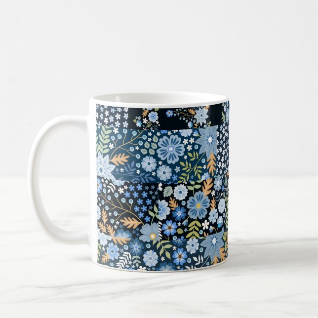 Patchwork Blaue Blumen: Nahtloser Stoff. Kaffeetasse (Links)