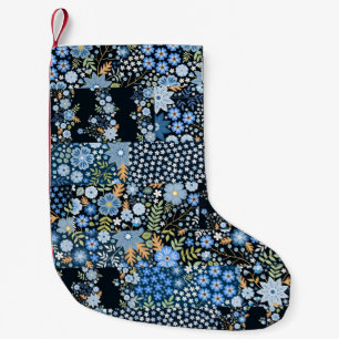 Patchwork blaue Blumen: Nahtloser Stoff. Kleiner Weihnachtsstrumpf