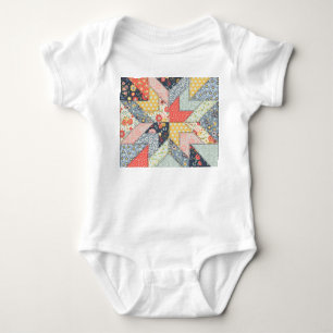 Patchwork-Blumen: Vintage-Ornament Baby Strampler