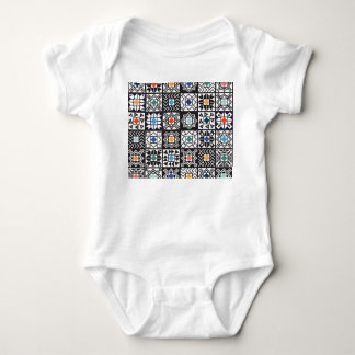 Patchwork Maori: Ethnisches Teppichdesign. Baby Strampler