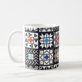 Patchwork Maori: Ethnisches Teppichdesign. Kaffeetasse