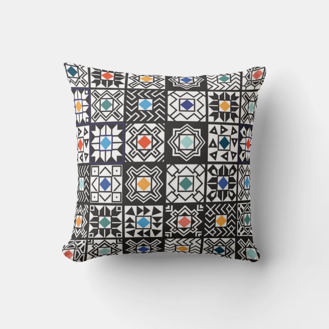 Patchwork Maori: Ethnisches Teppichdesign. Kissen (Vorderseite)
