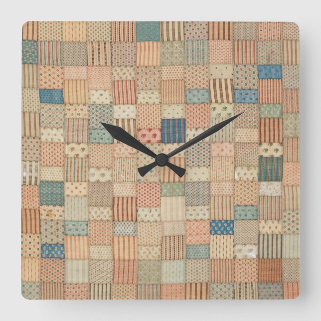 Patchwork-Quilt in gedämpften Farben Quadratische Wanduhr (Vorderseite)